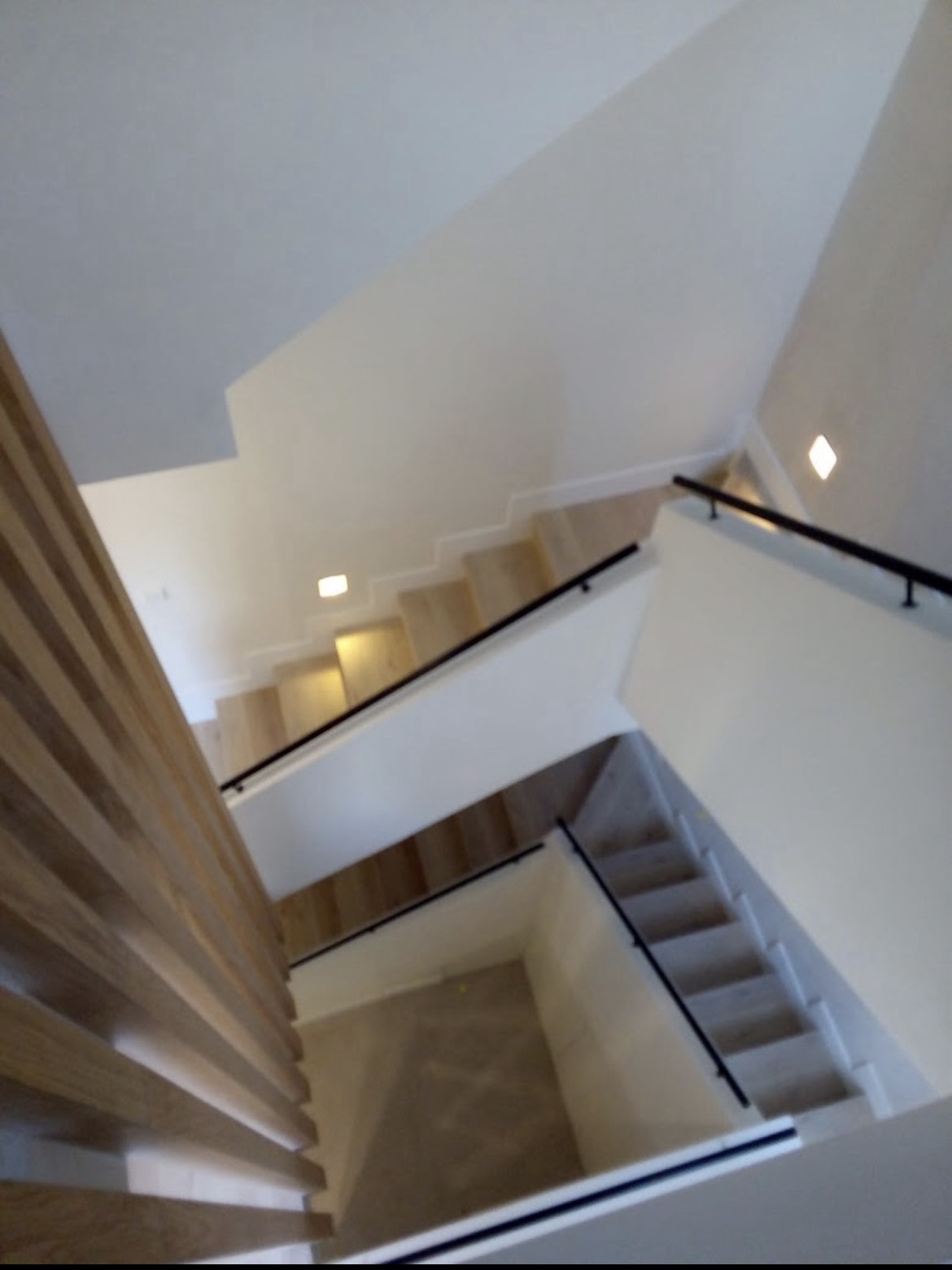 Escalera interior con acabados en blanco y madera