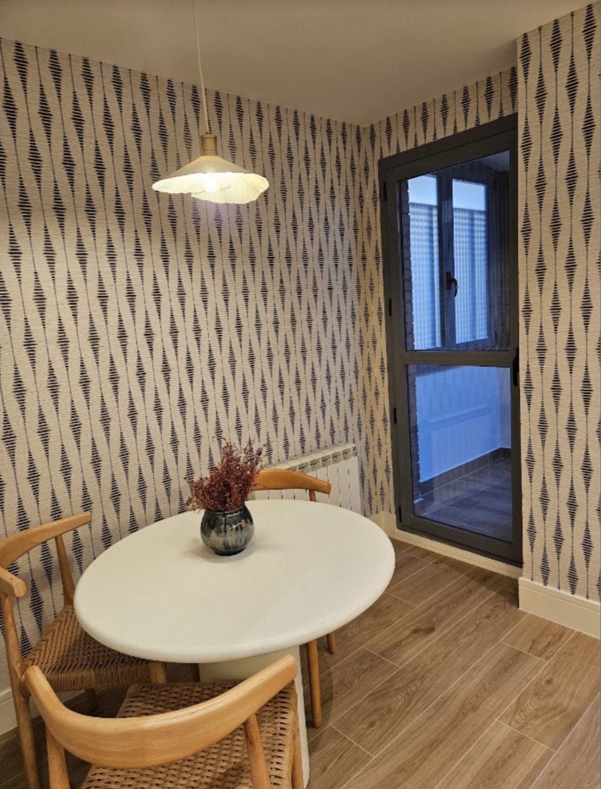 Comedor con papel pintado de trama geométrica